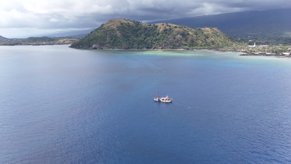 Research ship surveys coastal ecosystems in Comoros to advance 30x30 marine protected areas and ocean conservation goals.
